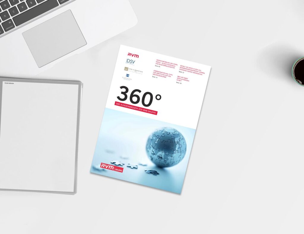 Magazin „360° – Das Kundenmagazin der RVM Gruppe“ liegt auf einem hellen Schreibtisch neben Laptop, Notizblock und Kaffeetasse.