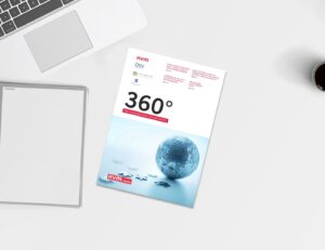 Magazin „360° – Das Kundenmagazin der RVM Gruppe“ liegt auf einem hellen Schreibtisch neben Laptop, Notizblock und Kaffeetasse.