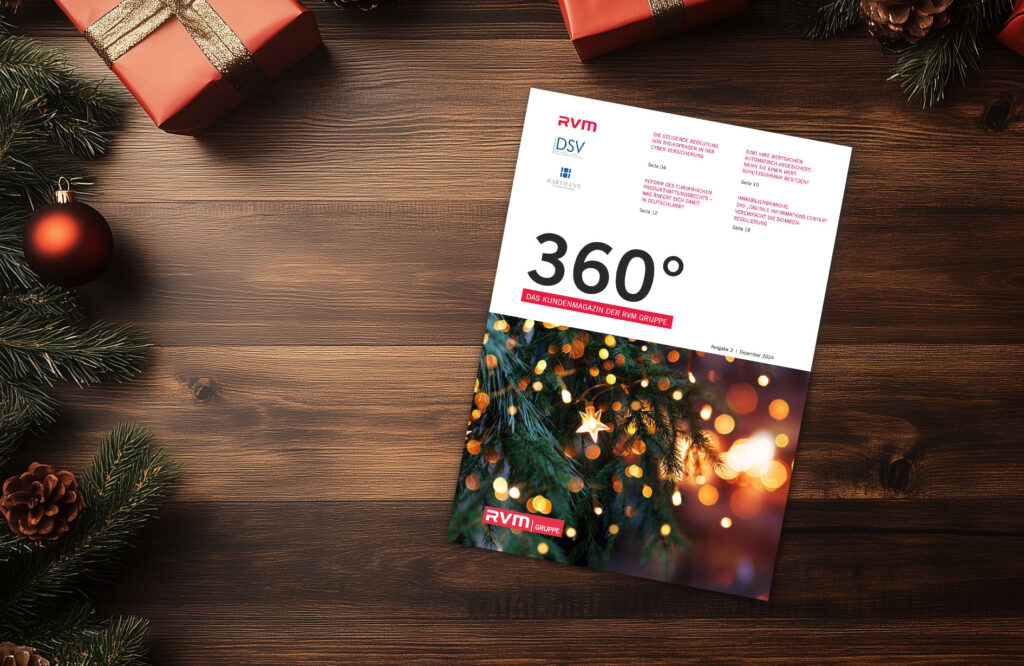 Das Bild zeigt eine weihnachtlich dekorierte Szene mit Tannenzweigen, Kugeln, Geschenken und einer Ausgabe des Kundenmagazins „360°“ der RVM Gruppe auf einem Holztisch. Das Titelbild des Magazins zeigt Lichter und Tannenzweige in festlicher Stimmung. Die Szene wirkt warm, einladend und saisonal passend.